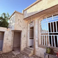 منزل حیاط دار یک خوابه قصر قمشه