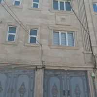 یک نفر شاگرد ماهر سنگ کاری وکاشی کاری