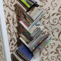 میز تحریر و کتابخانه