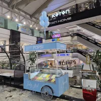 فروشنده آقا و خانم کار در مال های تجاری