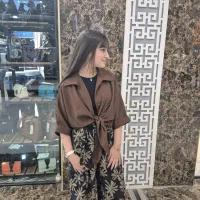 فروشنده باتجربه خانم