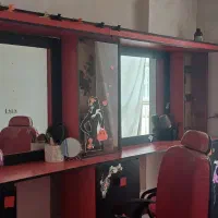 ویترین آرایشگاه به همراه ۱صندلی اصلاح و۵صندلی