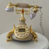 تلفن ، ساعت ،میز و دکوری