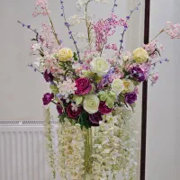 گلدان شیشه‌ای با گل‌های منحصر به فرد