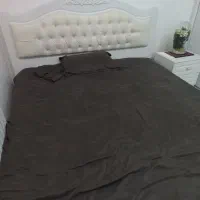 تخت خواب دو نفره و میز کنسول