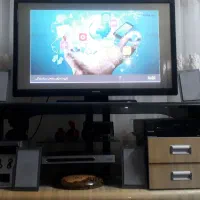 تلوزیون ۴۳ و میز تلویزیون و باند