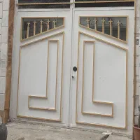 در ویلا.دروازه آهن سنگین.درب پارکینگ