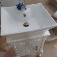روشویی سرویس بهداشتی و آینه