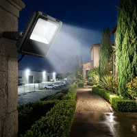 پروژکتورهای LED و خورشیدی با گارانتی»