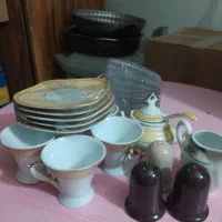 فنجان قهوه خوری و تعدادی گلدون