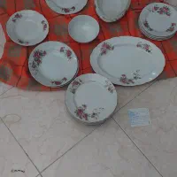 یک تعداد ظروف قدیمی گل سرخی