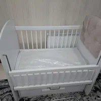 تخت کنار مادر گهواره ای تمیز تمیز به همراه خوشخواب|تخت و صندلی بچه|فردیس, فردیس|دیوار