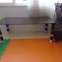 یک عدد میز مبل ویک عدد میز چوبی