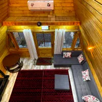 کلبه سوئیسی جکوزی دار گیله سوسو(با صبحانه رایگان)|اجارهٔ کوتاهمدت ویلا و باغ|کوچصفهان, |دیوار