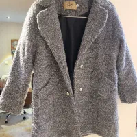 تعدادی پالتو و لباس زنانه