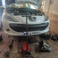 باطریساز ماهر با ابزار و مشتری