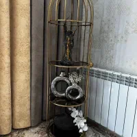 بوفه به همراه چند مجسمه