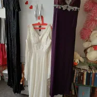 تعدادی لباس مجلسی|لباس|بندر انزلی, انقلاب|دیوار