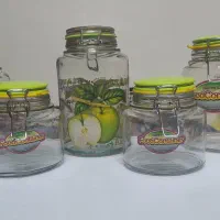 تعدادی ظرف شیشه و سفال