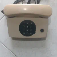 تلفن قدیمی  کرمی  رنگ
