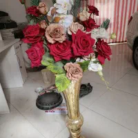 گلدان با گل رز های قشنگ