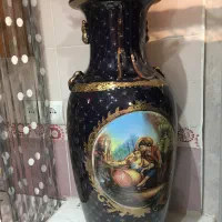 گلدان چینی سلطنتی با نقاشی کلاسیک و لعاب طلایی