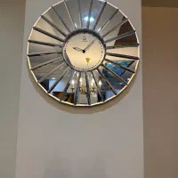 ساعت شیشه ای و ۳عدد فانوس