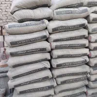 کارگر برای جا به جایی سیمان داخل مصالح ساختمانی