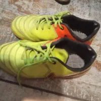 دو جفت کفش دخترانه و پسرانه و یک شلوار پسرانه کتان