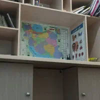 کتابخانه و میز تحریر یا کامپیوتر