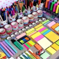 فروشنده خانم فروشگاه لوازم تحریر