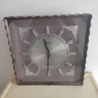 ساعت دیواری قدیمی و زنگدار رومیزی