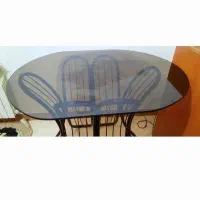 میز ناهارخوری  و ساعت دیواری و تابلو