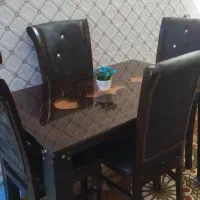 میز غذاخوری چهارنفره چوبی رویه صندل ها چرم