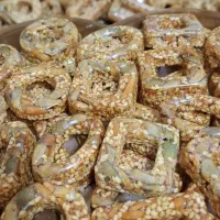 سوهان .پولکی عسلی مغزدار پر کنجد