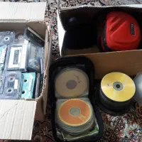 تعدادی نوار سیدی و کاست