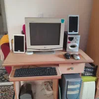 کامپیوتر با میز