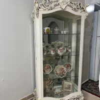 بوفه چوبی هر 4 سمت شیشه تمیز