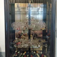 ویترین قدی چوبی تاج دار