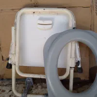 یک عدد توالت فرنگی دیواری بفروش می رسد.