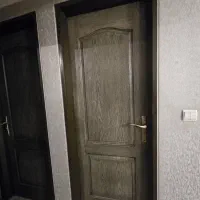 درب چوبی به همراه قفل و کلید