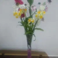 گلدان و گل مصنوعی