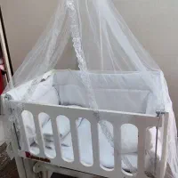 تخت نوزاد کنار مادر