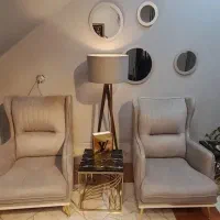 آباژور ایستاده کنار سالنی