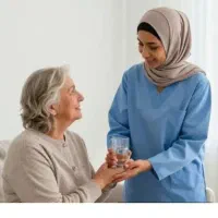 پرستار خانم سالمند