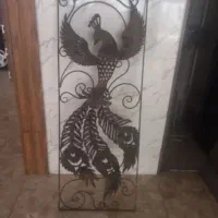 فرفورژه طرح طاووس مناسب جلوی درب فلزی ساختمان