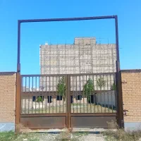 درب سنگین سالم سالم به همراه ستون و کتیبه