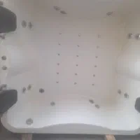 وان جکوزی چهار نفره تمیز کم کرد