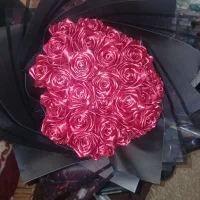 فروش گل رز در رنگهای قرمزو سبز هر دسته گل ۵۰ گل رز