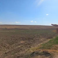 ۵هکتار زمین کشاورزی ۱هکتار چاه اب دارد